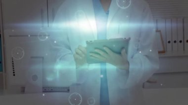 Laboratuvar geçmişinde tıbbi profesyonel veri işleme tableti kullanılıyor. Teknoloji, sağlık, yenilik, araştırma, dijital, analiz