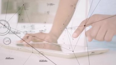 Tablet kullanan beyaz kadın üzerindeki bağlantı ağının animasyonu. İş, teknoloji ve dijital arayüz kavramı, dijital olarak oluşturulmuş video.