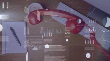 Telefon ahizesi ve masadaki bilgisayar üzerinden dijital veri işleme animasyonu. Küresel bağlantılar, hesaplama ve veri işleme kavramı, dijital olarak oluşturulmuş video.