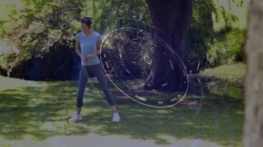 Parkta esneme, dijital arayüz animasyonu olan kişi. Fitness, teknoloji, egzersiz, açık hava, yenilik, sanal