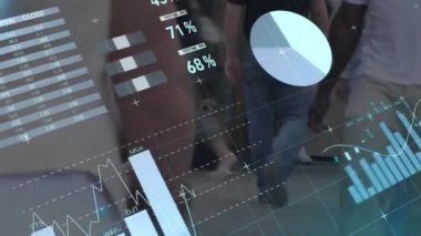 Ofisteki iş adamlarının finansal veri tabloları ve grafikleri. finans, takım çalışması, analiz