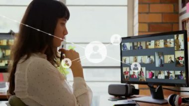 Sanal toplantıya katılan bir kadın için bağlantı ağı. Teknoloji, dijital, bağlantı, iletişim, uzaktan çalışma, ağ