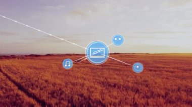 Gün batımında saha üzerinde multimedya simgeleri ve bağlantılar ağı. Teknoloji, bağlantı, iletişim, dijital