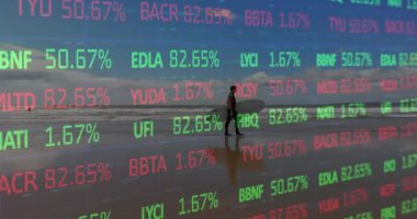 Sahilde yürümek, canlı hisse senedi bilgileriyle sörfçü. Sörf, animasyon, finans, açık hava