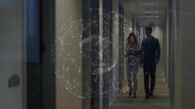 Ofiste konuşan çeşitli meslektaşlar üzerinden dünya ile bağlantı ağının animasyonu. İş, teknoloji ve dijital arayüz kavramı, dijital olarak oluşturulmuş video.