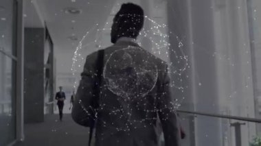 Muhtelif meslekdaşların ofiste yürümesi üzerine kurulan bağlantı ağının animasyonu. İş, teknoloji ve dijital arayüz kavramı, dijital olarak oluşturulmuş video.