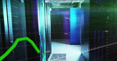 Bilgisayar sunucuları üzerinde dijital veri işleme animasyonu. Küresel bağlantılar, hesaplama ve veri işleme kavramı, dijital olarak oluşturulmuş video.