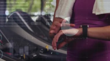 Spor salonunda egzersiz yapan beyaz kadın hakkında veri işleme ve diyagramların animasyonu. Küresel spor ve dijital arayüz kavramı, dijital olarak oluşturulmuş video.