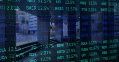 Modern ofis binasında yürüyen insanların borsa veri animasyonu. İş, finans, istatistik, analitik, teknoloji, şirket