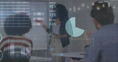 Toplantıda çeşitli meslektaşlar üzerinde veri işleme ve diyagramların animasyonu. İş, teknoloji ve dijital arayüz kavramı, dijital olarak oluşturulmuş video.