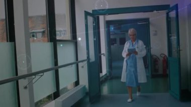 Tablet kullanan beyaz kadın doktor üzerinden bağlantı ağının animasyonu. Tıp, teknoloji ve dijital arayüz kavramı, dijital olarak oluşturulmuş video.