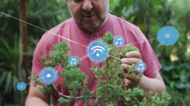 Bitkileri inceleyen, dijital ağ ve müzik ikonları animasyonlarıyla çevrili bir adam. Teknoloji, yenilik, doğa, analiz, bağlantı, fütüristik kavram