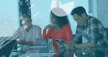 Ofisteki çeşitli iş adamları üzerinde finansal veri işleme animasyonu. Küresel finans, işletme, bağlantılar, hesaplama ve veri işleme kavramı, dijital olarak oluşturulmuş video.