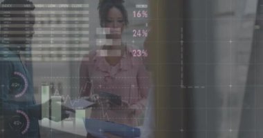 Veri işleme ve çeşitli meslektaşların ofiste konuştuğu diyagramların animasyonu. İş, teknoloji ve dijital arayüz kavramı, dijital olarak oluşturulmuş video.