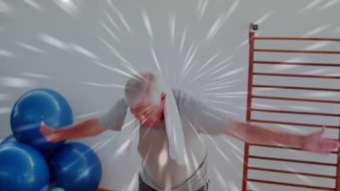 Spor aletleriyle egzersiz yapan bir adamın üzerine ışık saçan animasyon. Fitness, egzersiz, ışıltı, egzersiz, eğitim, dijital