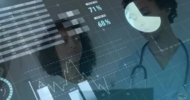 Finansal veriler ve dünya haritası animasyonları farklı iş uzmanları üzerinde. finans, küresel, takım çalışması, analiz, çeşitlilik