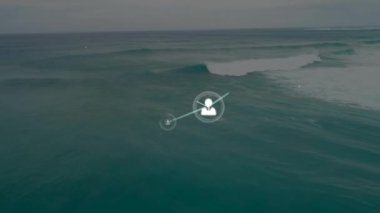 Dijital ağ ve veri noktaları okyanus dalgaları üzerinde canlandırılıyor. Teknoloji, animasyon, bağlantı, görselleştirme kavramı