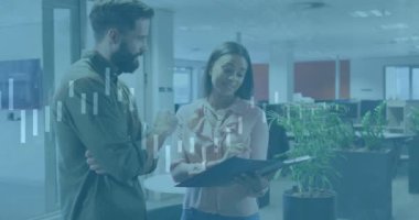 İş stratejisi tartışıyoruz, arka planda borsa animasyonu olan ofisteki meslektaşlar. takım çalışması, işbirliği, finans, toplantı, tartışma, şirket