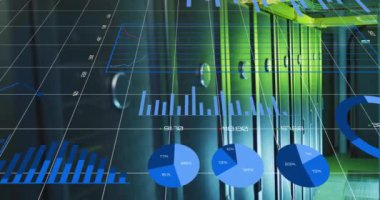 Bilgisayar sunucuları üzerinde istatistik ve dijital veri işleme animasyonu. Küresel bağlantılar, hesaplama ve veri işleme kavramı, dijital olarak oluşturulmuş video.