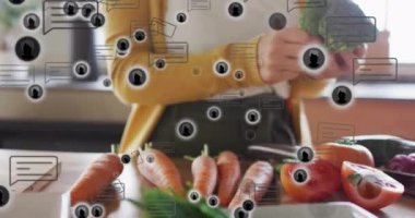 Mutfakta sebze hazırlamak ve olay yerinde sosyal medya bilgilendirmeleri yapmak. Aşçılık, aşçılık, teknoloji, yaşam tarzı, yemek hazırlama