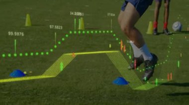Stadyumda egzersiz yapan çeşitli futbol oyuncuları üzerinde veri işleme animasyonu. Spor, teknoloji ve dijital arayüz kavramı, dijital olarak oluşturulmuş video.