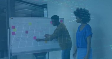 Whiteboard tartışmasıyla ilgili iş toplantısı sırasında finansal veri işleme animasyonu. finans, takım çalışması, analitik, strateji, şirket