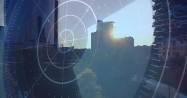 Modern binalar üzerindeki radar animasyonlarıyla şehri tarıyorum. Teknoloji, kentsel, ufuk çizgisi, fütüristik, yenilik, dijital