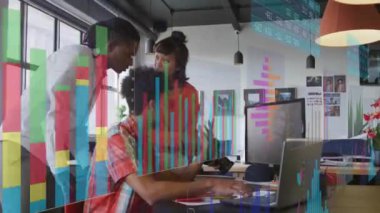 Modern ofiste iş birliği yapan çeşitli meslektaşların veri animasyonlarını analiz etmek. İşbirliği, takım çalışması, iş, teknoloji