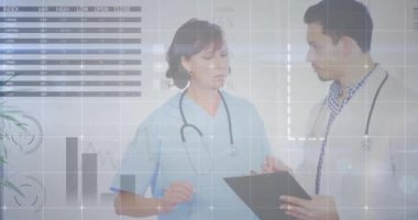 Doktorlar hasta verilerini tıbbi istatistikler ve grafikler üzerinden gözden geçiriyorlar. Sağlık, takım çalışması, analiz, araştırma, profesyoneller, teknoloji