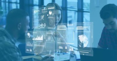 Muhtelif meslekdaşların ofiste çalışmalarını tartışan şemalar ve veri işleme animasyonları. İş, teknoloji ve dijital arayüz kavramı, dijital olarak oluşturulmuş video.