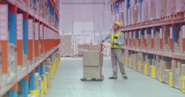 Depo işçisi kutuları, lojistiği ve tedarik zincirinin animasyonunu çekiyor. dağıtım, ulaşım, sanayi, nakliye, depolama, nakliye