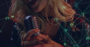 Mikrofona şarkı söyleyen, üzerinde müzik ağı animasyonu olan bir kadın. performans, teknoloji, dijital, eğlence, vokalist