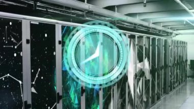 Bilgisayar sunucuları üzerinde saat tik tak ve dijital veri işleme animasyonu. Küresel bağlantılar, hesaplama ve veri işleme kavramı, dijital olarak oluşturulmuş video.
