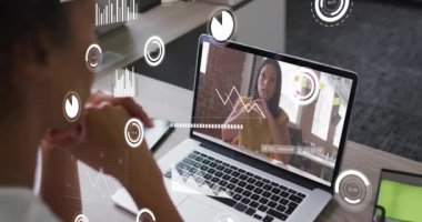 Dizüstü bilgisayardaki çeşitli iş adamlarının finansal veri işleme animasyonları. Küresel finans, işletme, bağlantılar, hesaplama ve veri işleme kavramı, dijital olarak oluşturulmuş video.