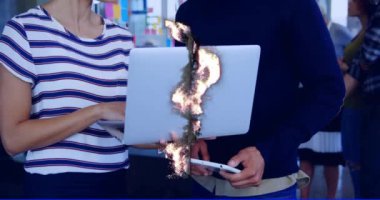 Dizüstü bilgisayardaki projeyi, dolar işaretli animasyonu ekranda tartışan meslektaşları. İş, takım çalışması, finans, işbirliği, teknoloji, toplantı