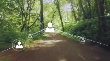 Orman yolu üzerindeki bağlantılar ve sosyal medya simgeleri ağı. Teknoloji, ağ, doğa, dijital, bağlantı, çevre