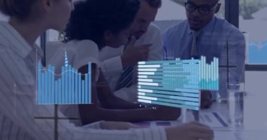 Ofisteki çeşitli iş adamları üzerinde finansal veri işleme animasyonu. Küresel finans, işletme, bağlantılar, hesaplama ve veri işleme kavramı, dijital olarak oluşturulmuş video.