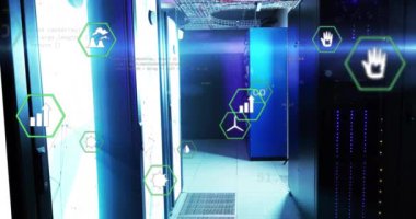 Sunucu odasında veri işleme ve ekoloji simgelerinin animasyonu. Küresel teknoloji ve dijital arayüz kavramı, dijital olarak oluşturulmuş video.