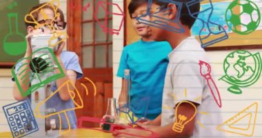 Çocuklar renkli bilim ve eğitim animasyonları yerine mikroskop ve beher kullanıyorlar. Çocuklar, laboratuvar, deney, öğrenme, merak, BTMM