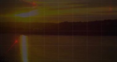 Kırmızı veriler, günbatımı manzarasında su ve tepelerle yapılan animasyonları gösteriyor. Teknoloji, veri görselleştirme, dijital