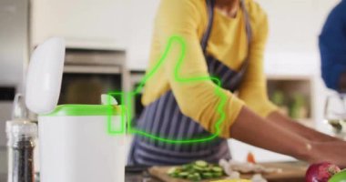 Mutfakta sebze hazırlamak, arka planda yüzen bulut depolama ikonları animasyonu. yemek, teknoloji, taze, sağlıklı, dijital, malzemeler