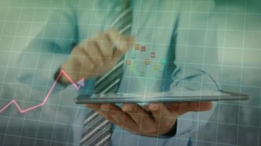 Tablet, mali grafik ve veri işleme animasyonlu işadamı. teknoloji, veri analizi, finans, dijital, kurumsal, profesyonel