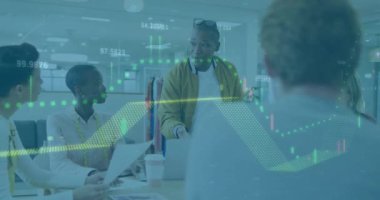 Toplantıdaki çeşitli moda tasarımcılarıyla ilgili finansal veri işleme animasyonu. Analizler, moda endüstrisi, işbirliği, veri güdümlü, takım çalışması, çeşitlilik