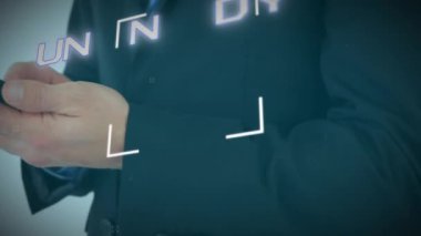 Akıllı telefon kullanan beyaz iş adamı üzerinden metin ve veri işlemenin canlandırılması. Küresel video oyunu, iş dünyası, bağlantılar, hesaplama ve veri işleme kavramı, dijital olarak oluşturulmuş.