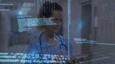 Tıbbi uzman olay yerinde tablet, kodlama ve veri işleme animasyonu kullanıyor. Sağlık, teknoloji, dijital