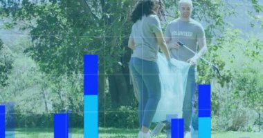 Parkta çöp toplayan insanlar üzerine bar grafik ve veri analizi. Sürdürülebilirlik, çevre, geri dönüşüm, takım çalışması, veri görselleştirme, topluluk