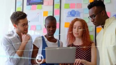 Ofiste konuşan farklı meslektaşların ikonlarıyla bağlantı ağının animasyonu. İş, teknoloji ve dijital arayüz kavramı, dijital olarak oluşturulmuş video.