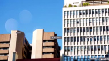 Şehir manzarası üzerindeki simgelerle dijital veri işleme animasyonu. Küresel sosyal medya, bağlantılar, hesaplama ve veri işleme kavramı, dijital olarak oluşturulmuş video.