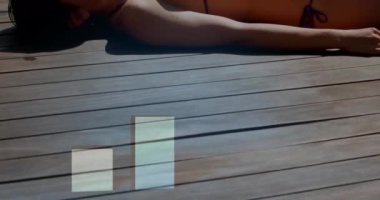 Tahta güvertede güneşlenen bir kadın için bar grafik animasyonu. Rahatlama, yaz, bilgi, eğlence, tatil, analitik