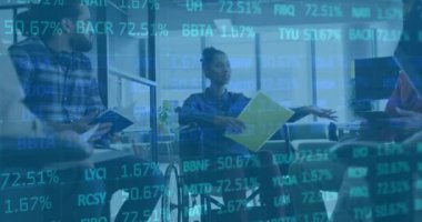 Ofis toplantısındaki çeşitli iş adamları için borsa veri animasyonu. Finans, takım çalışması, analitik, teknoloji, şirket, çeşitlilik